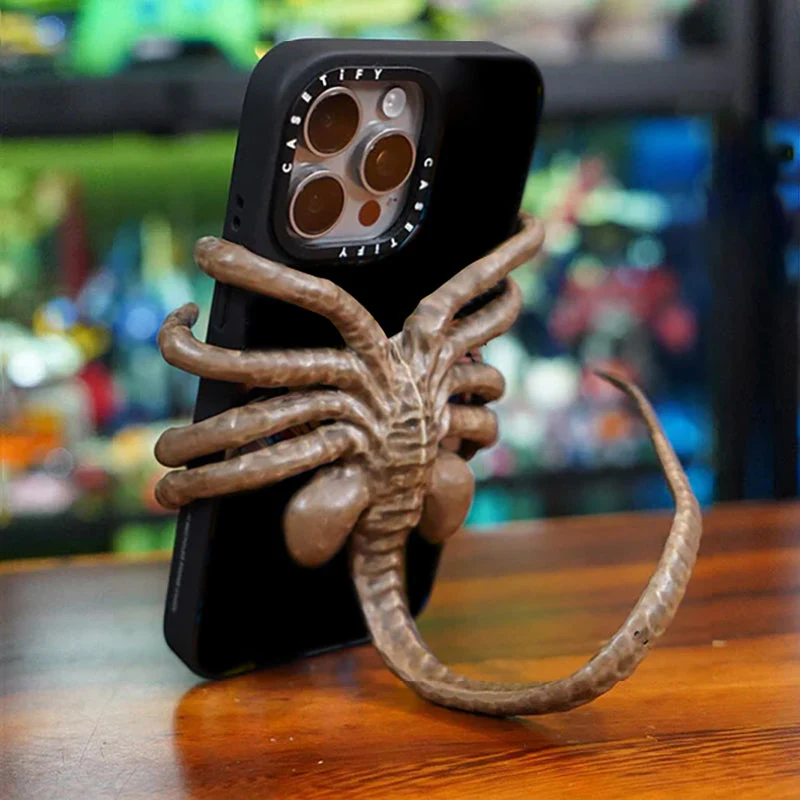 Horrible Facehugger Phone Holder - Image 7
